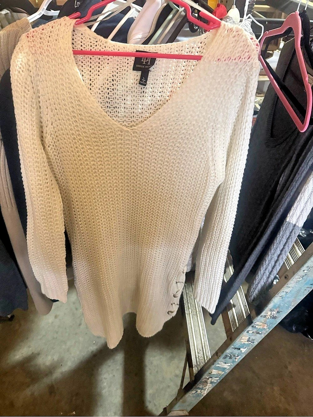 Derek Heart V-Neck Knit Sweater in Cream Size Large